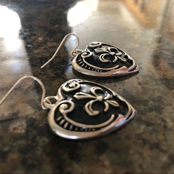 Fluer di lis earrings - Picture 2 of 4